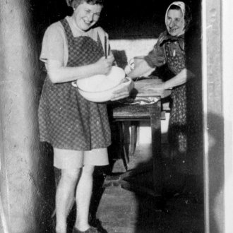 Asszonyok sütnek-főznek - Vajkai Aurél felvétele (Balatoni Múzeum, Fénykép szakleltár)