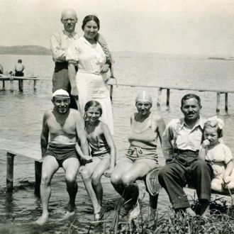 A Tancsák család és vendéglátói Szántódon, 1936